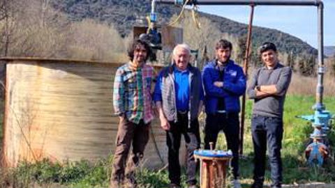 David Cussol (à gauche), l’un des cinq producteurs, et  son employé, Frédéric Saha, cultivent des plantes à feuillage et fleuries pour les cadres et murs végétalisés. L’eau de la source coule dans des gaines au sol. Photos O. MAILLARD